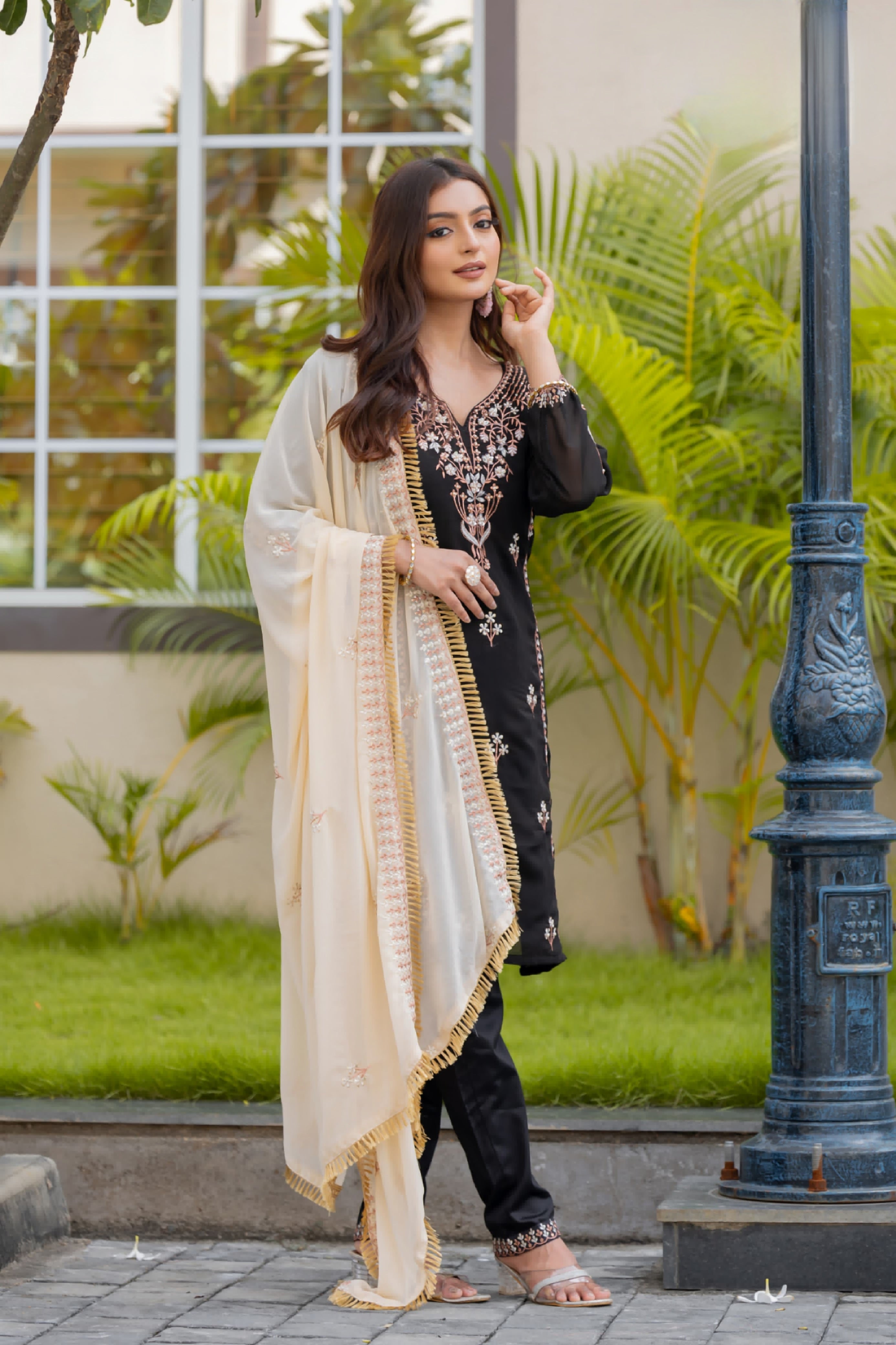 Pakistani Suit with pure Fox fabric EAPK0049