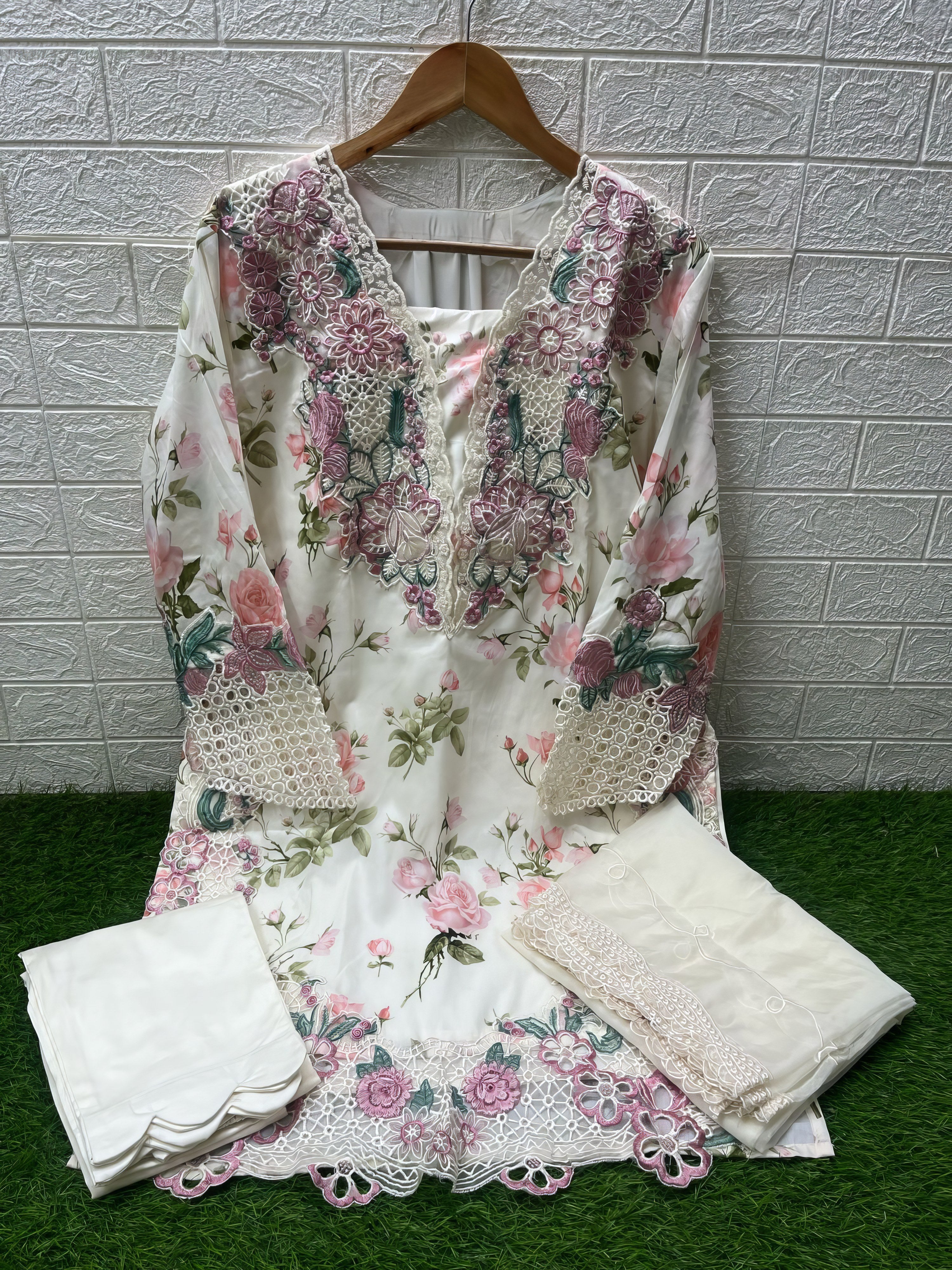 Zehra Bloom Pakistani Suit LXPK0056