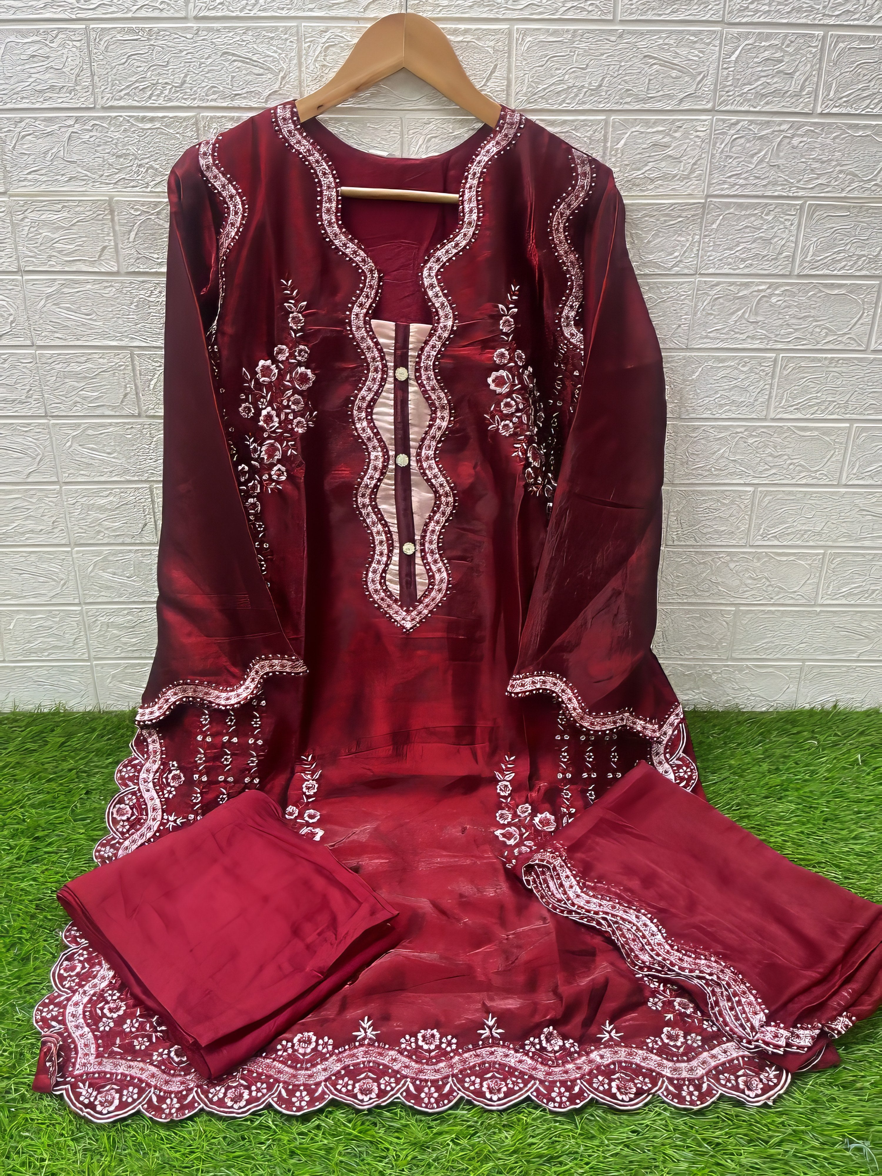 Satin Saaz Pakistani Suit EAPK0071