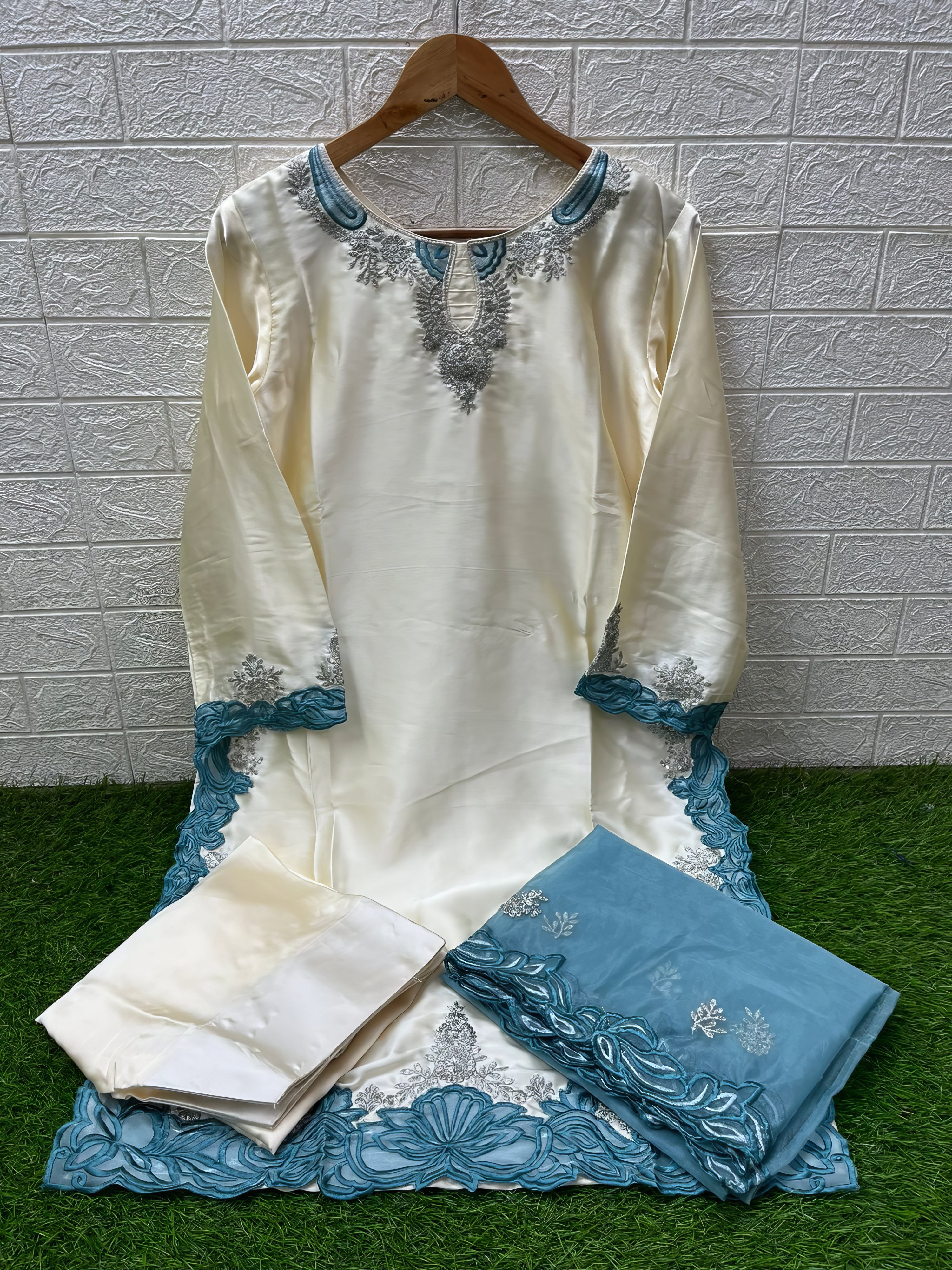 Zariya Luxe Ensemble Pakistani Suit EAPK0092