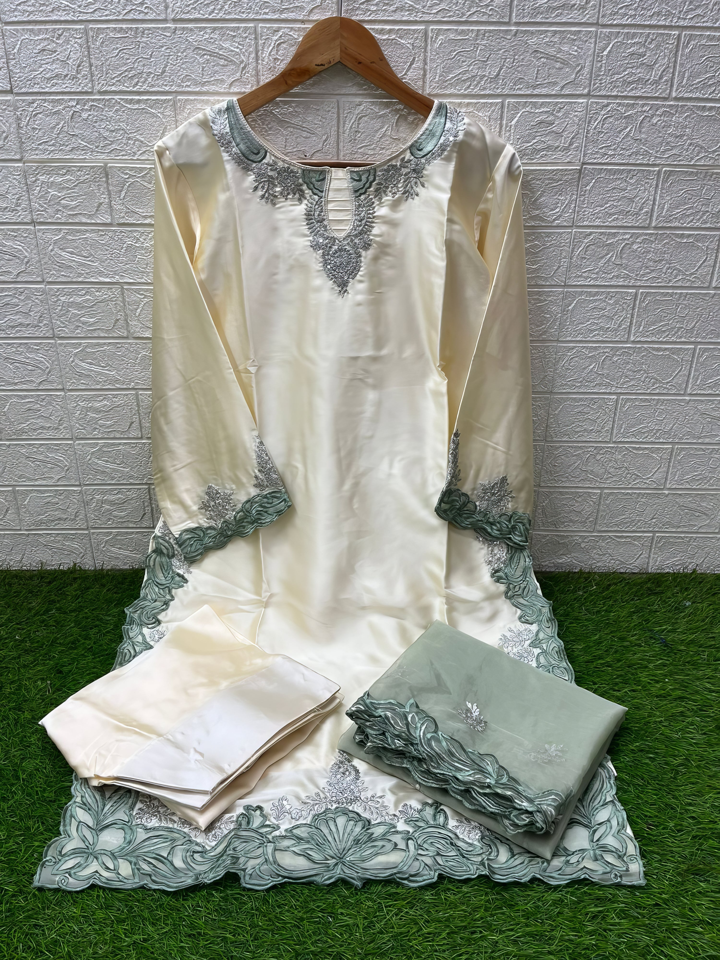 Zariya Luxe Ensemble Pakistani Suit EAPK0092
