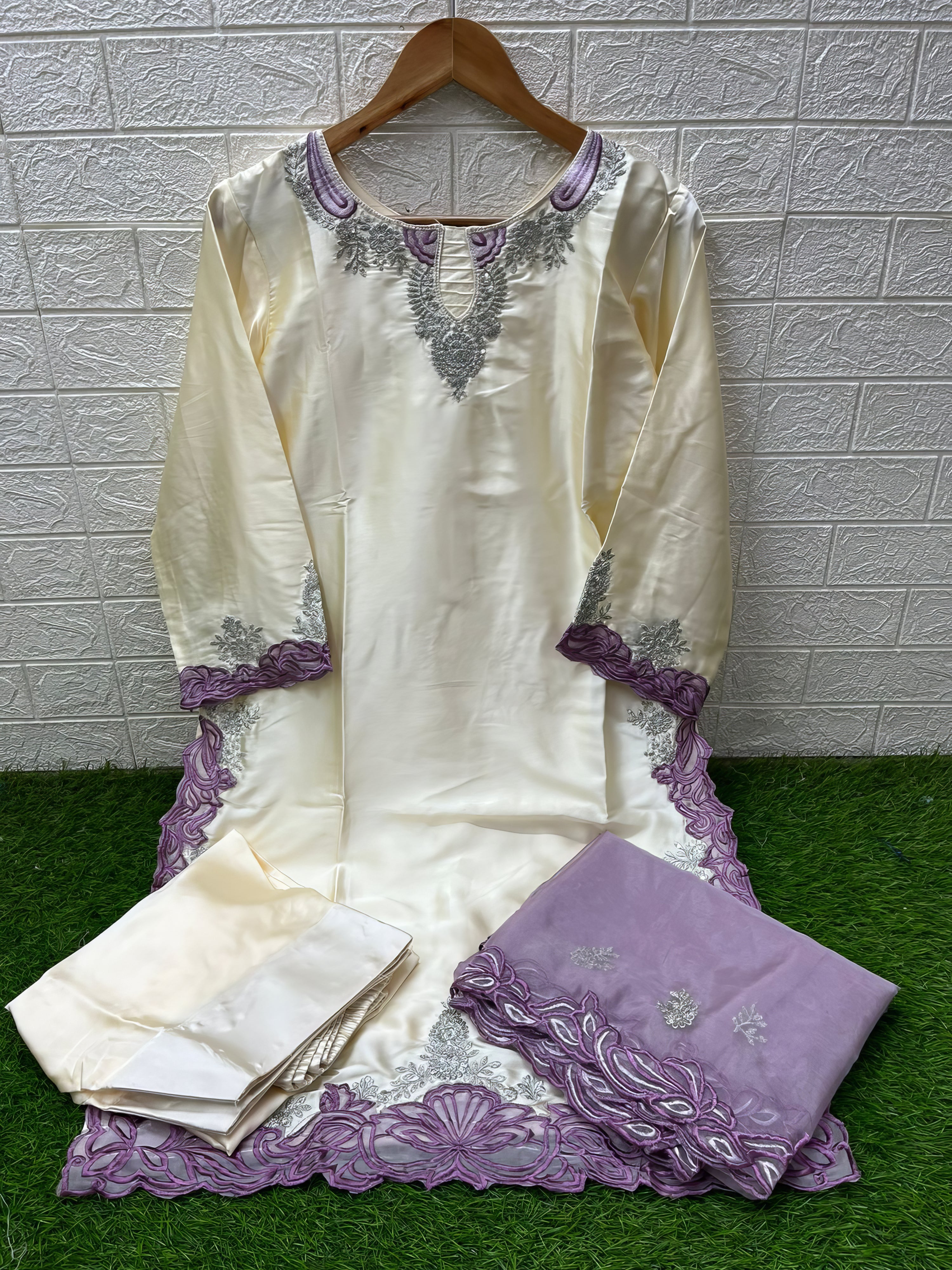 Zariya Luxe Ensemble Pakistani Suit EAPK0092