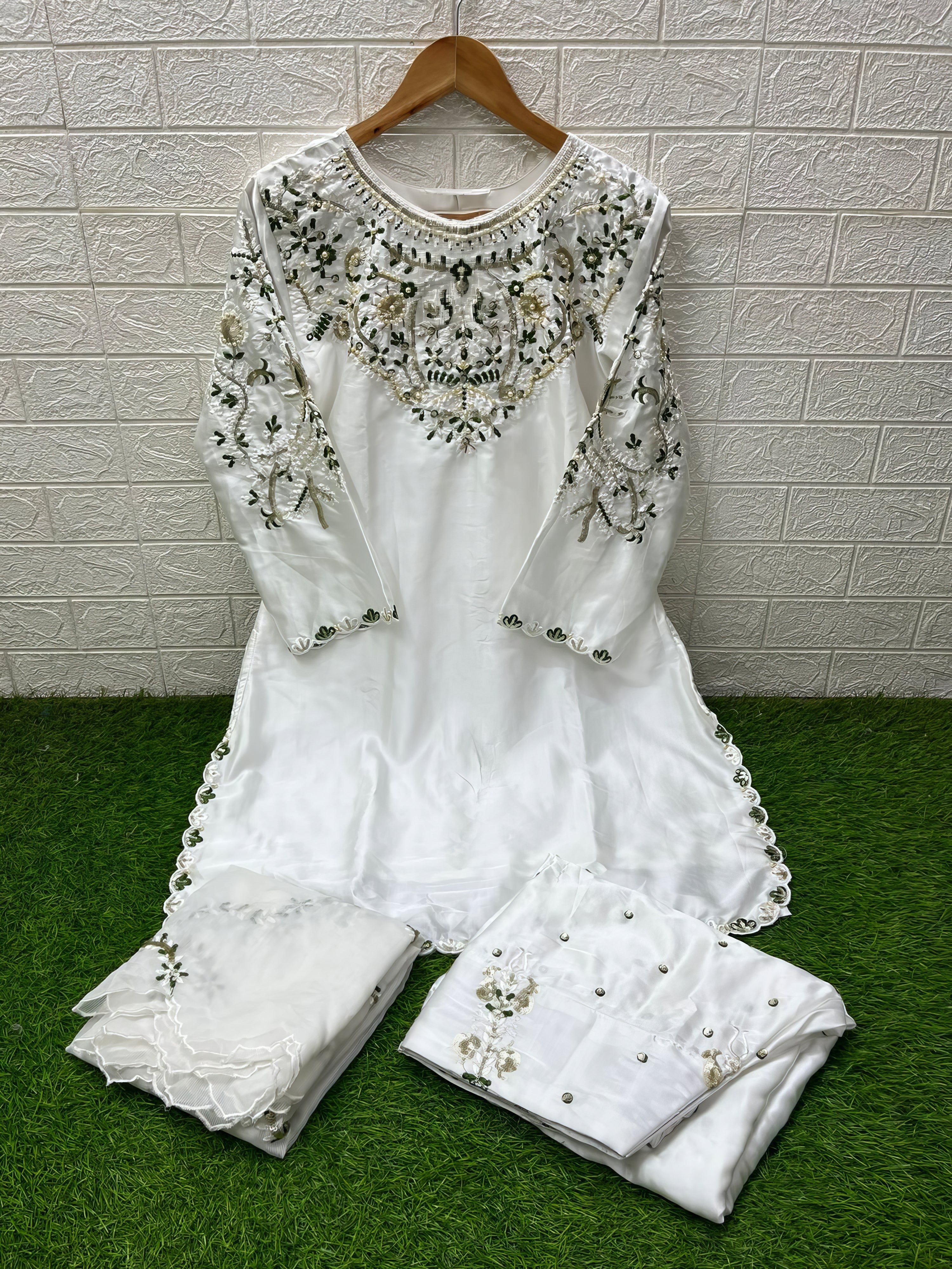 Aarzoo Pakistani Suit EAPK0095