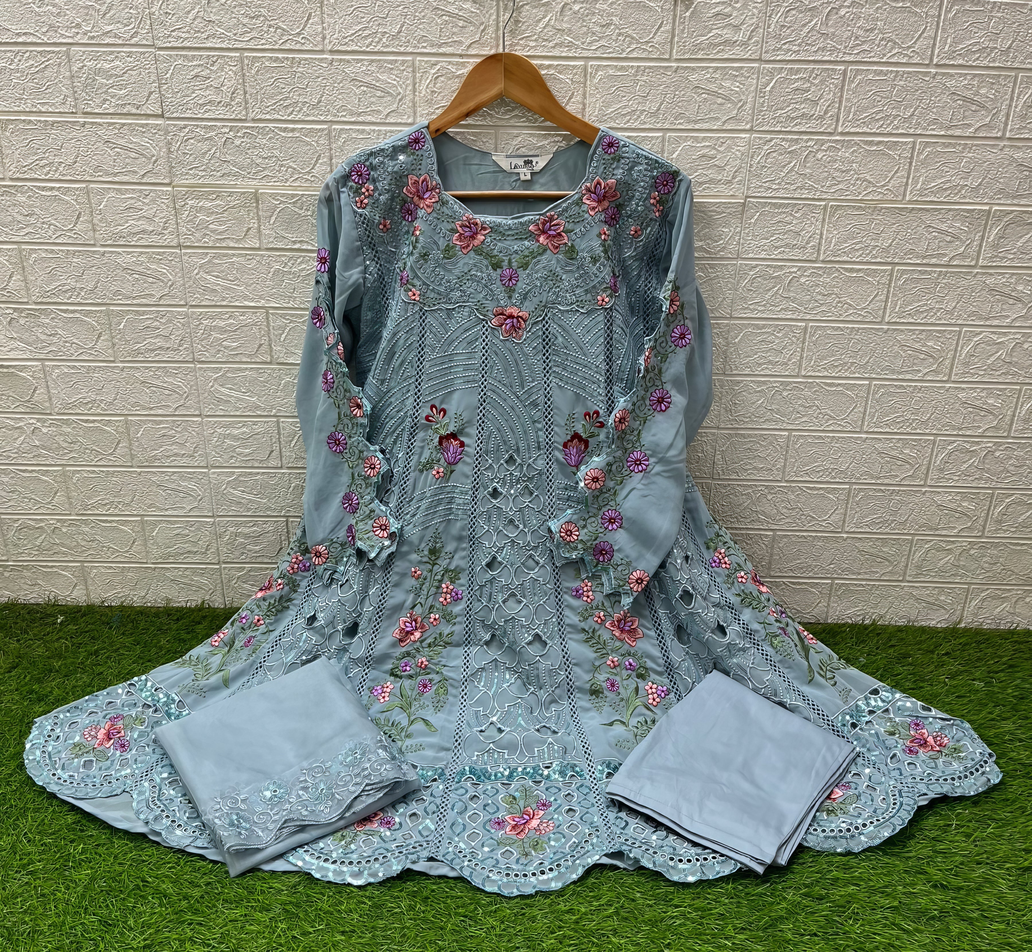 Floral Embroidered Pakistani Suit EAPK0098
