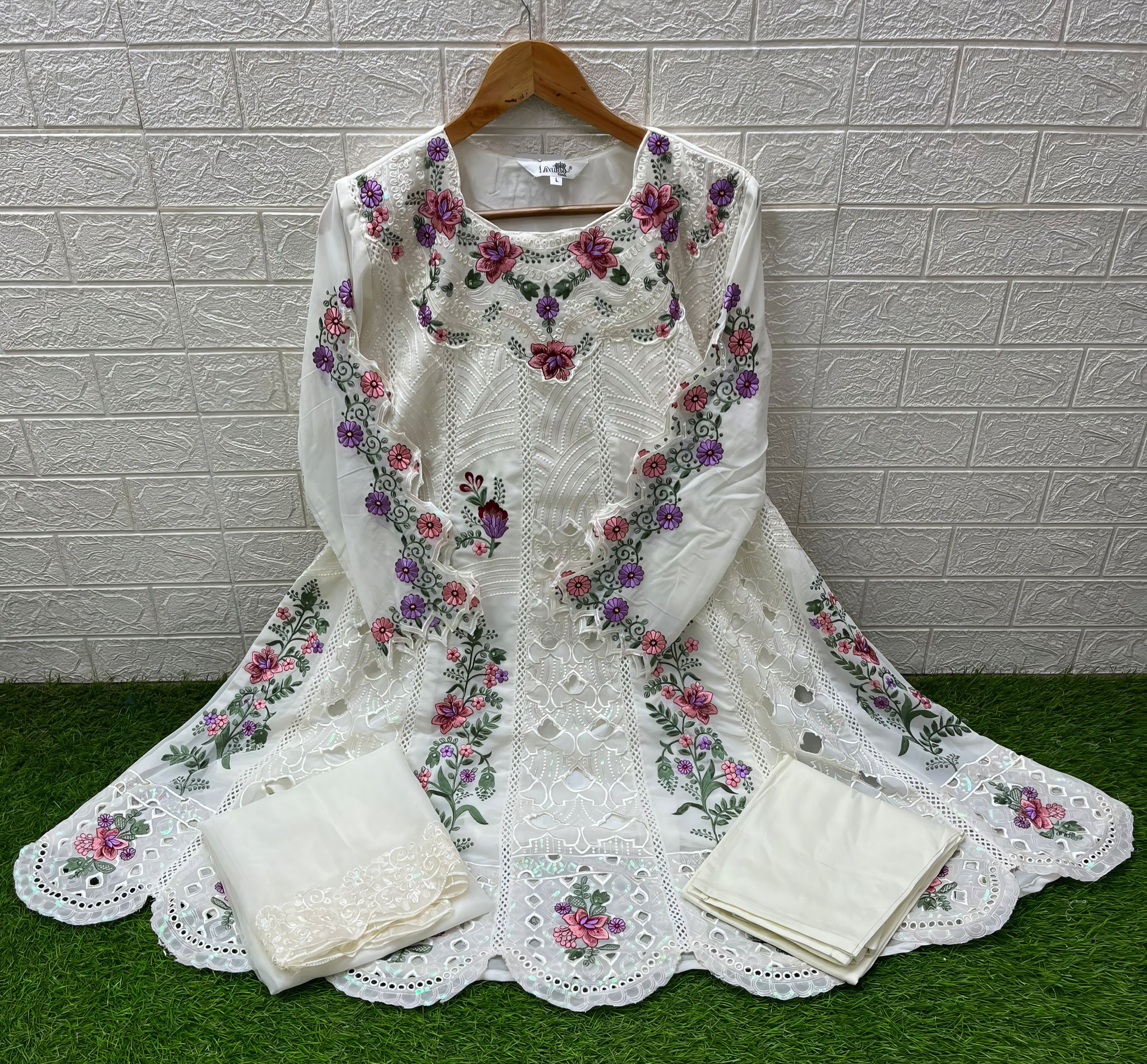Floral Embroidered Pakistani Suit EAPK0098