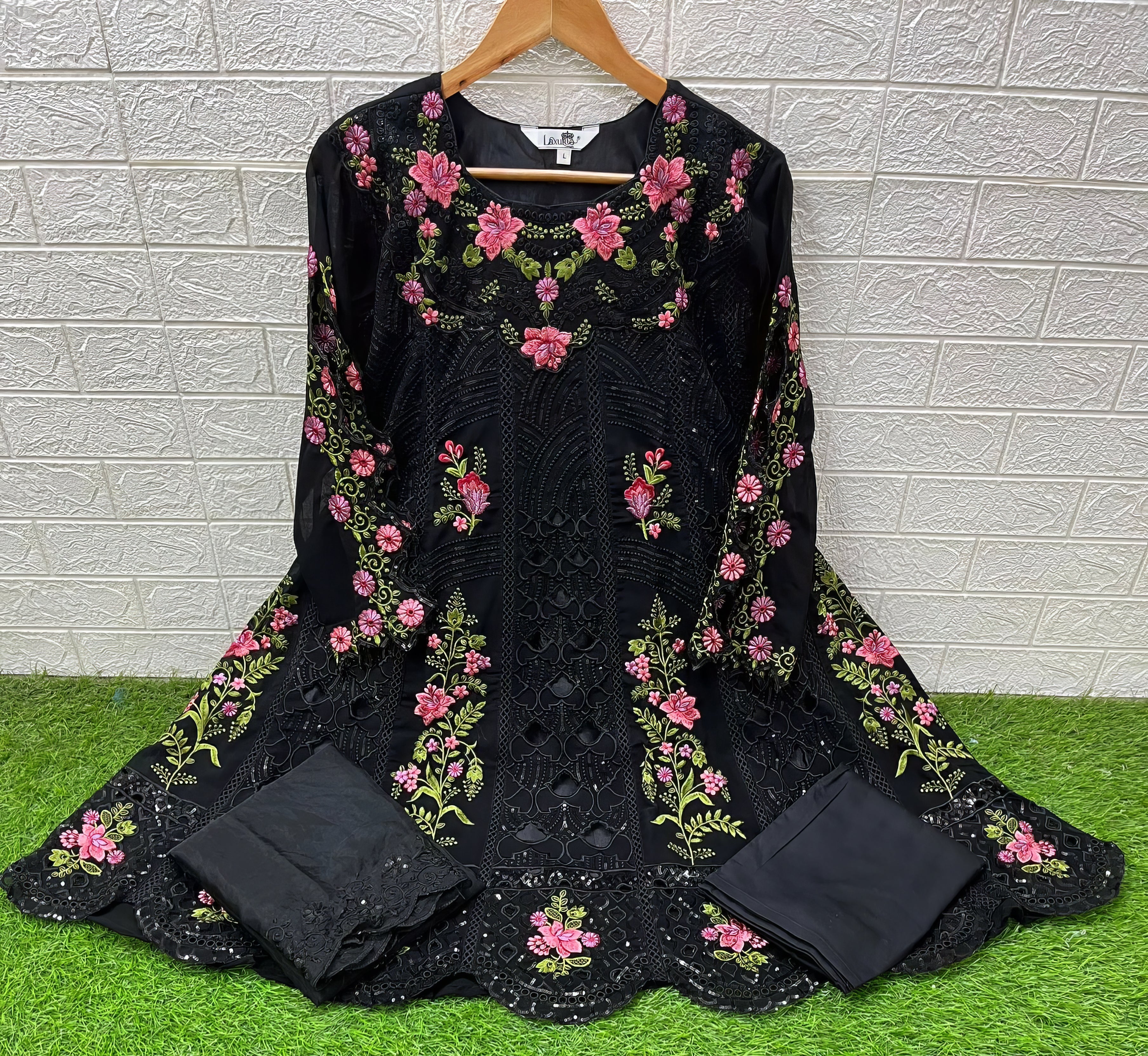 Floral Embroidered Pakistani Suit EAPK0098