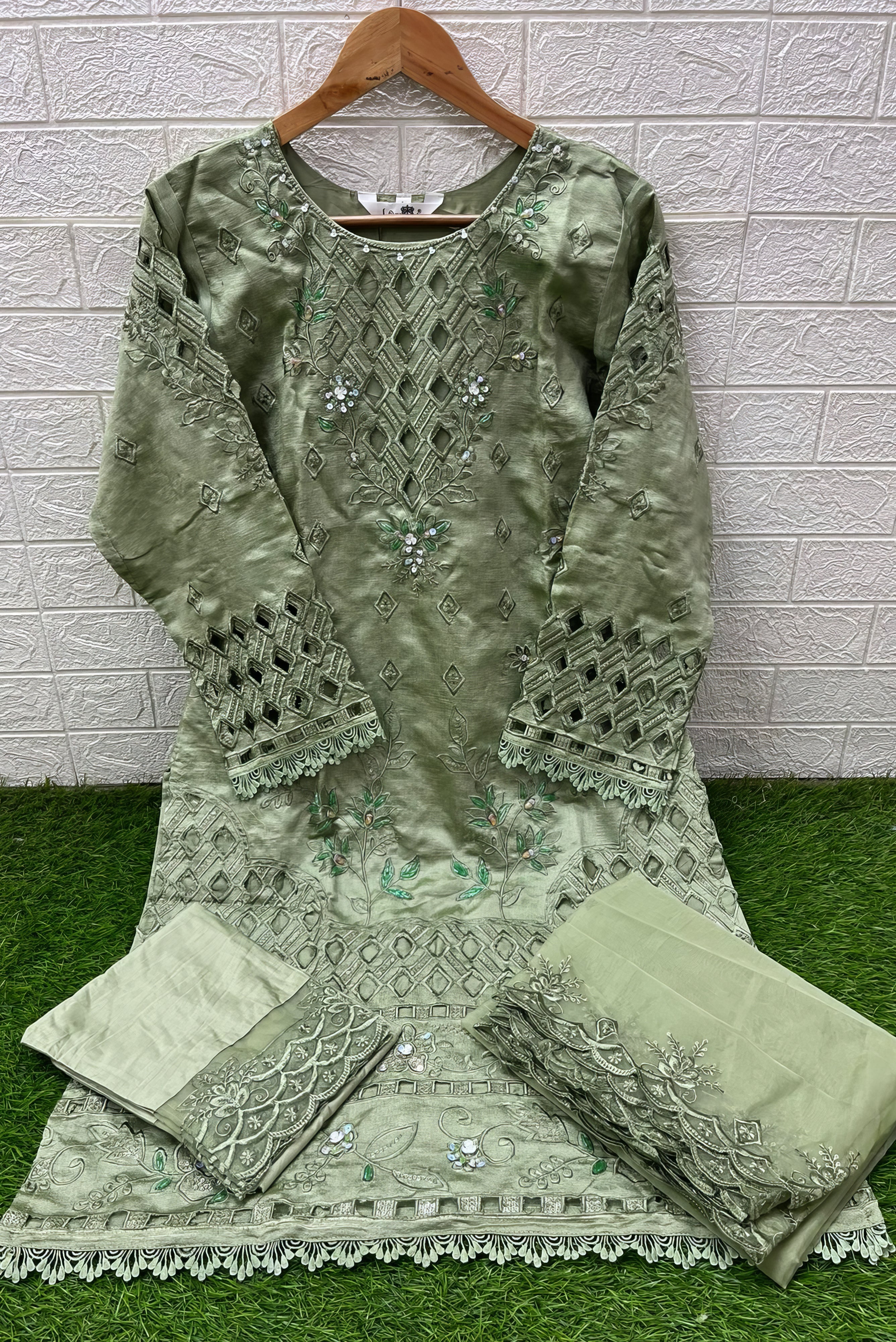 Aarzoo Pakistani Suit EAPK0099